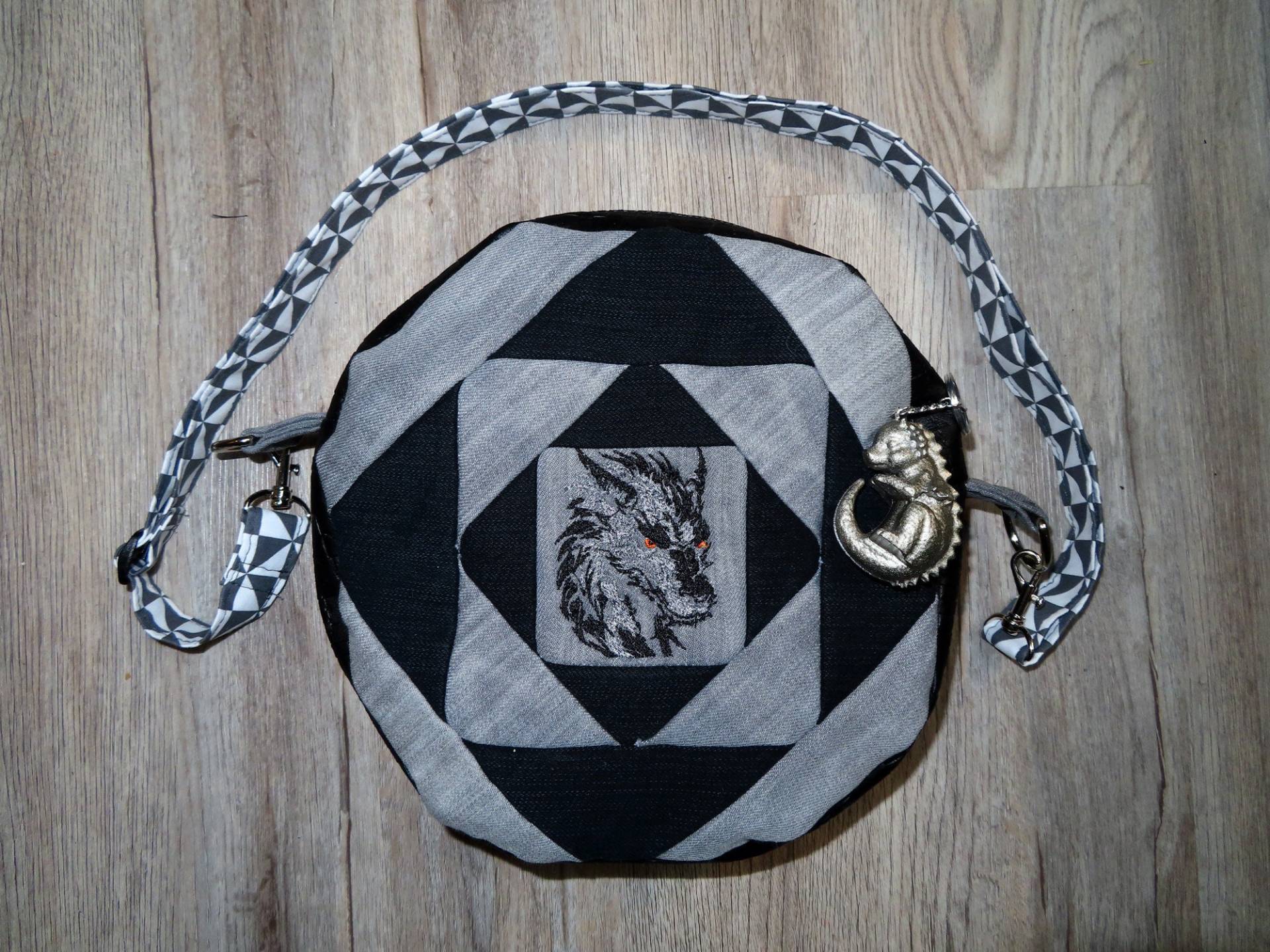 Upcycling Denim Jeans Patchwork Handtasche/Umhängetasche Rund Bestickt Mit Drachen Motiven Und Drachenanhänger - Unikat Handarbeit Upcycling Denim Jeans Patchwork Handtasche/Umhängetasche Rund Bestickt Mit Drachen Motiven Und Drachenanhänger - Unikat Handarbeit von AnnimannieB
