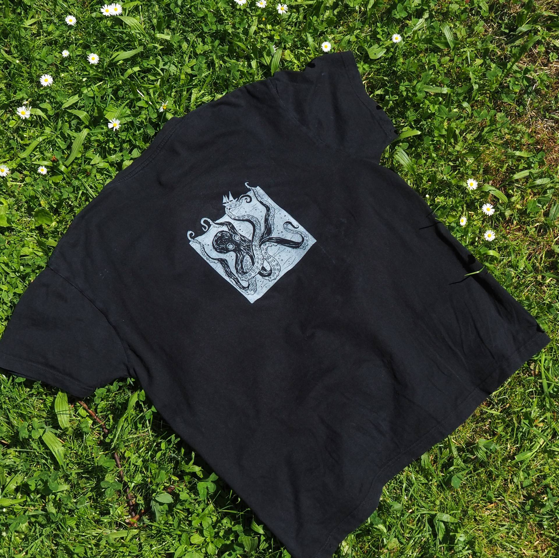 Krake - Unisex Shirt Linoldruck von AnnelieKreherArt