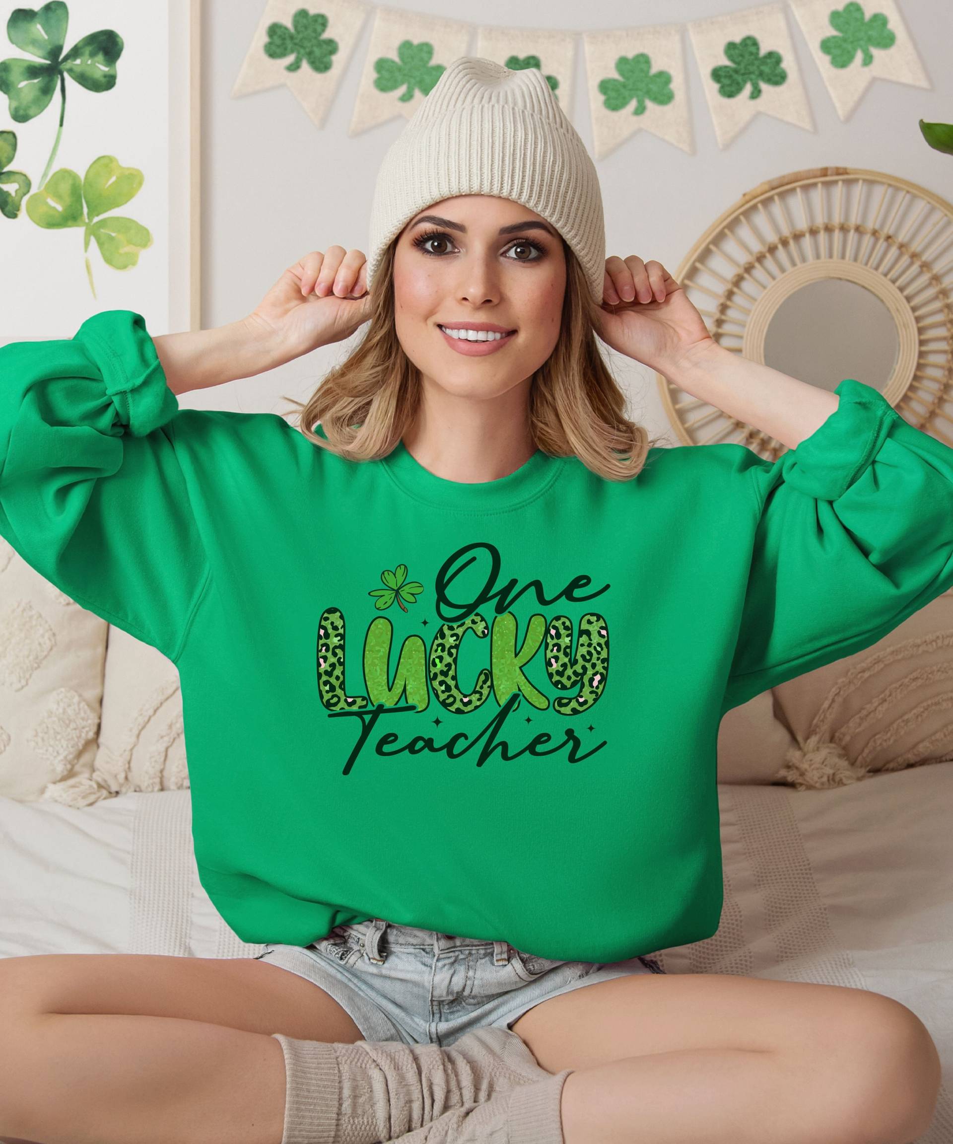 Ein Glückslehrer-Sweatshirt, St. Patricks Tag Lehrer-Shirt, Glückslehrer-Kleeblatt-Sweatshirt, Lehrer Pattys Rundhalsausschnitt von AnnisWitchyShirts