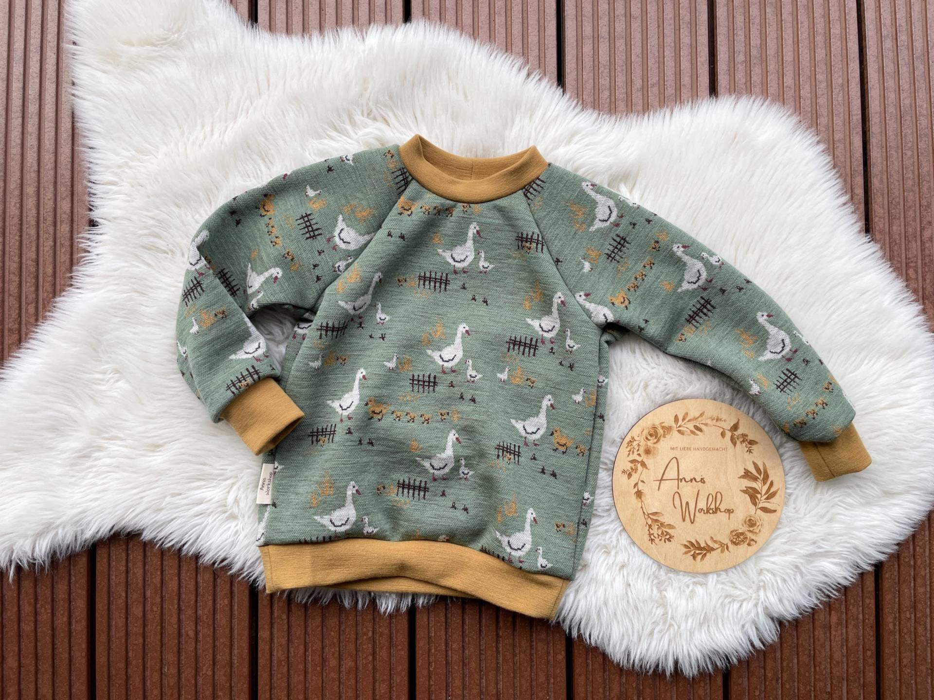 Merino-Sweater Größe 104, Wolljersey Gänsefamilie, Wollpullover, Merino, Jacquard Strickpulli, Raglan Pullover, Gänse, Salbei Raglanärmel von AnnisWorkshop