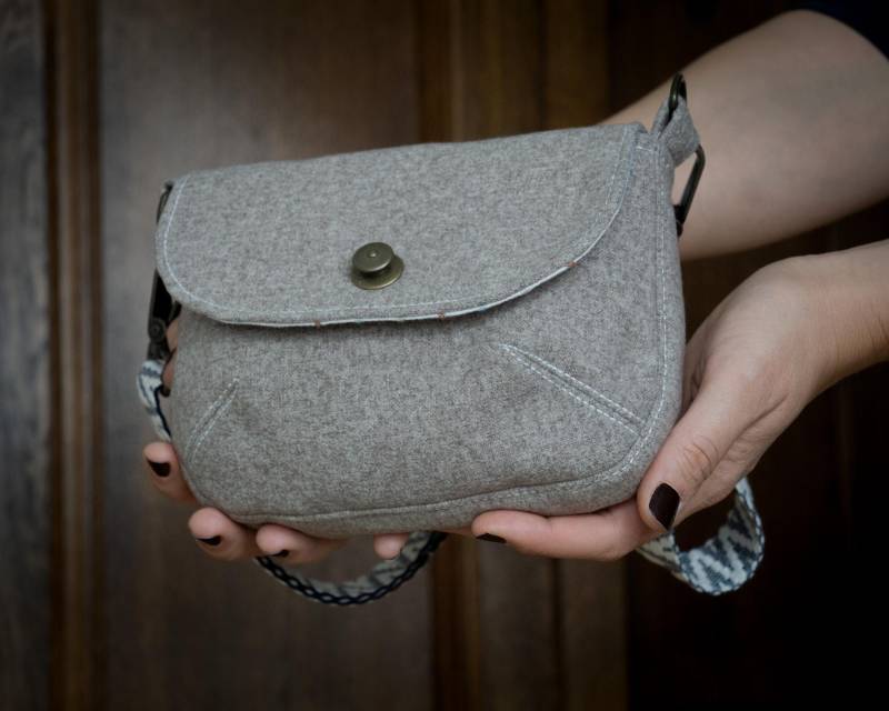 Kleine Handliche Damen Crossbody Handtasche in Robuster Wolloptik Mit Schulterriemen, Geschenk Für Mama, Warmes Steingrau , Schultertasche von AnniundLilo