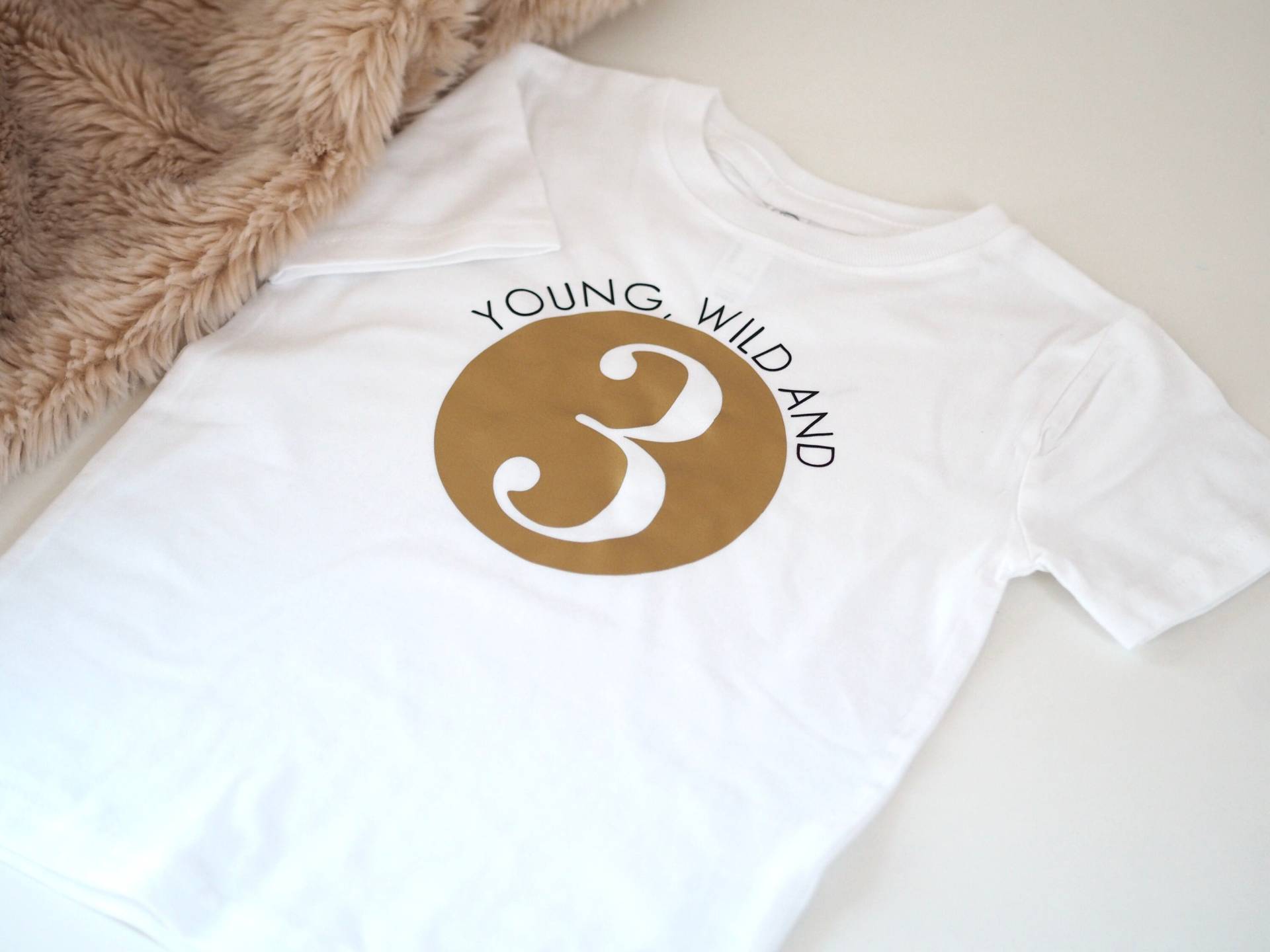 Kindershirt | Shirt Personalisiert Bio Geburtstagsshirt 3. Geburtstag Dritter| Young, Wild & Three Kindershirt | Shirt Personalisiert Bio Geburtstagsshirt 3. Geburtstag Dritter| Young, Wild & Three von Anniundava