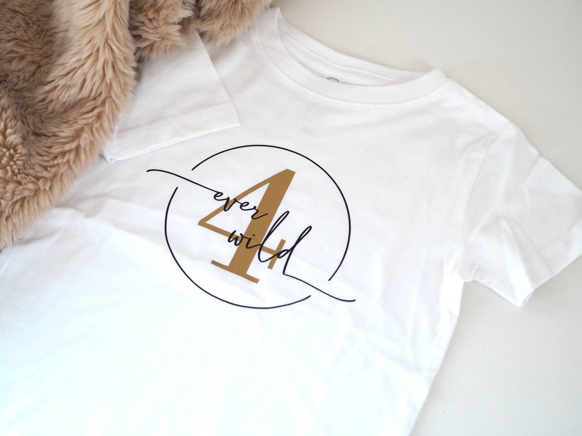Kindershirt | Shirt Personalisiert Bio Geburtstagsshirt 4. Geburtstag Vierter| 4 Ever Wild Kindershirt | Shirt Personalisiert Bio Geburtstagsshirt 4. Geburtstag Vierter| 4 Ever Wild von Anniundava
