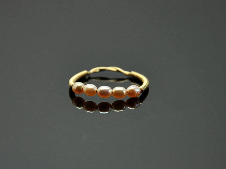 Stapeln Perle Ring Perlen Stapelbare Natürliche Gold Für Mutter Juni Birthstone Ring von AnnoCrafts