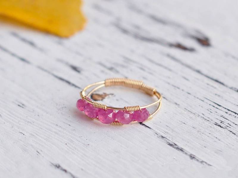 stapelbare Birthstone Ringe Juli Ring Echte Rosa Rubin Gold Draht Wickeln Natürliche Ring von AnnoCrafts