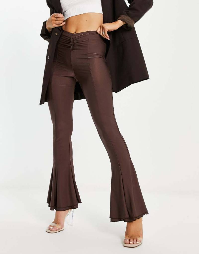 Annorlunda - Hochglänzende Disco-Schlaghose in Schokoladenbraun von Annorlunda