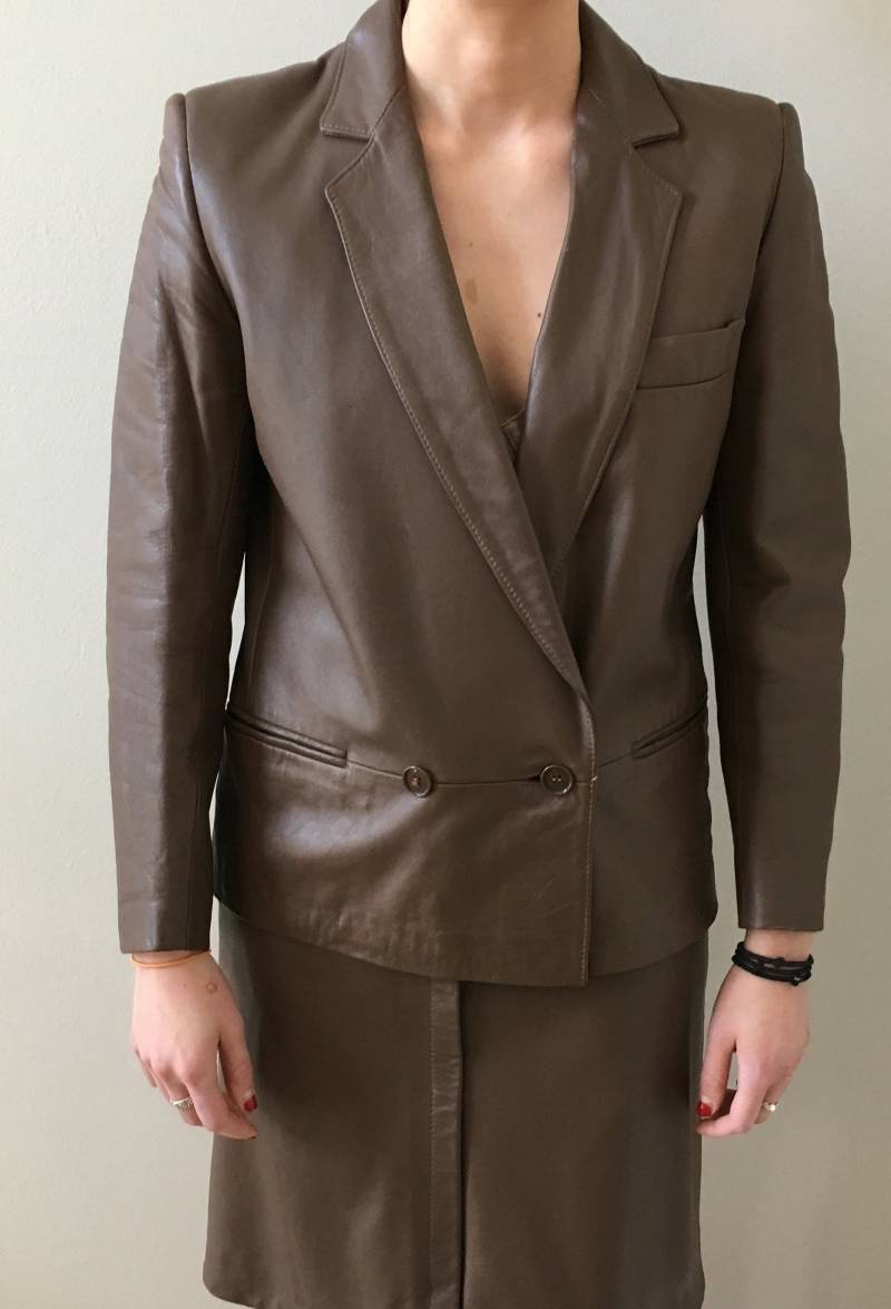 Schokoladenbraune, Zweireihige Damenlederjacke Und Rock Aus Florenz, Italien Größe 40 Oder Petite Small Schokoladenbraune, Zweireihige Damenlederjacke Und Rock Aus Florenz, Italien Größe 40 Oder Petite Small von AnnoulaSoul