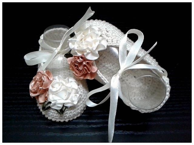 Gehäkelte Baby Ballettschuhe. Creme Ballerinas. Handgehäkelte Mary Jane Booties Mit Satin Blumen. Sofort Lieferbar von AnnoushkaFashion