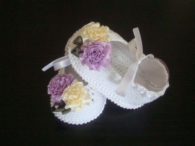 Gehäkelte Baby-Mädchen-Schuhe - Ballett-Hausschuhe-Satin-Blumen-Schuhe. Sofort Lieferbar von AnnoushkaFashion