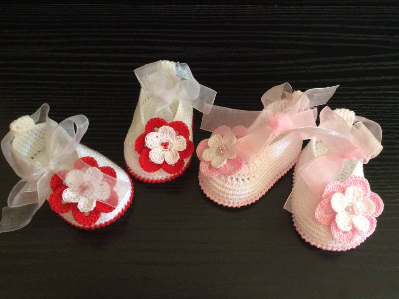 Gehäkelte Babyschuhe - Baby Mädchen Booties Ballettschuhe Blumenschuhe Mary Jane Rosa Oder Rote Blume Im Ballettstil von AnnoushkaFashion
