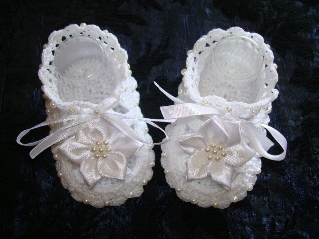 Gehäkelte Babyschuhe. Perlenschuhe-Taufschuhe.handgefertigte Taufschuhe Babysandale , Weiße Gehäkelte Sommerschuhe von AnnoushkaFashion