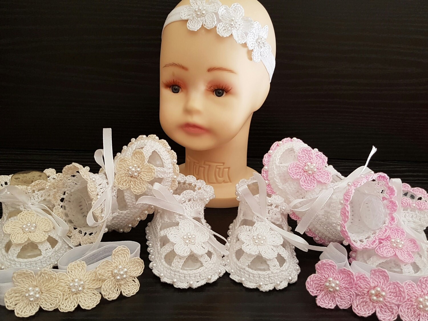 Stirnband Und Sandalen Baby Set, Babyschuhe, Gehäkelte Mit Stirnband. Taufschuhe Blume. Garnitur in Weiss von AnnoushkaFashion