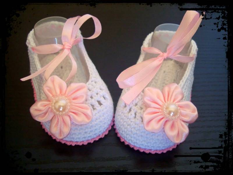 Weiße Gehäkelte Babyschuhe - Ballettschuhe Blumenschuhe. Sofort Lieferbar von AnnoushkaFashion