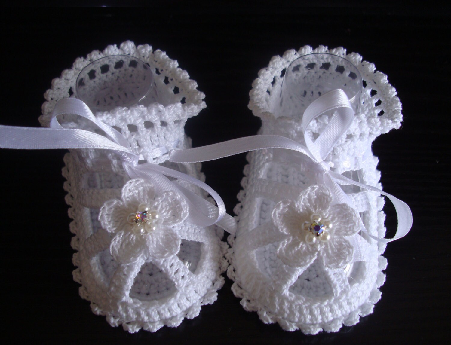 Weiße Gehäkelte Sommer Sandalen Mit Kristall Strass Perlen von AnnoushkaFashion