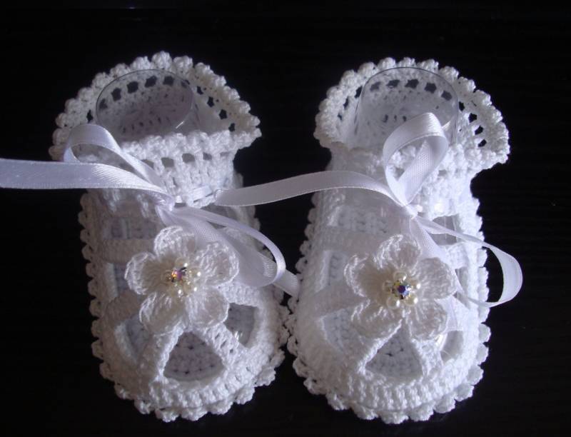 Weiße Gehäkelte Sommer Sandalen Mit Kristall Strass Perlen von AnnoushkaFashion