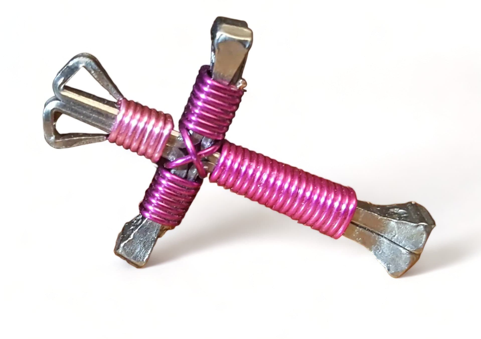 Anhänger Kreuz Halskette Rosa Magenta Hot Pink Christian Draht Metall Nägel Schmuck Jesus Brand New von AnnsCreativeCorner