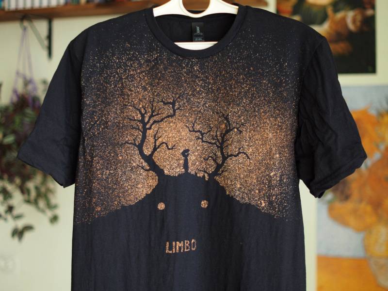 Geschenk Für Gamer - Videospiel Limbo Silhouette Gebleichtem T-Shirt von AnnsShadowCrafts