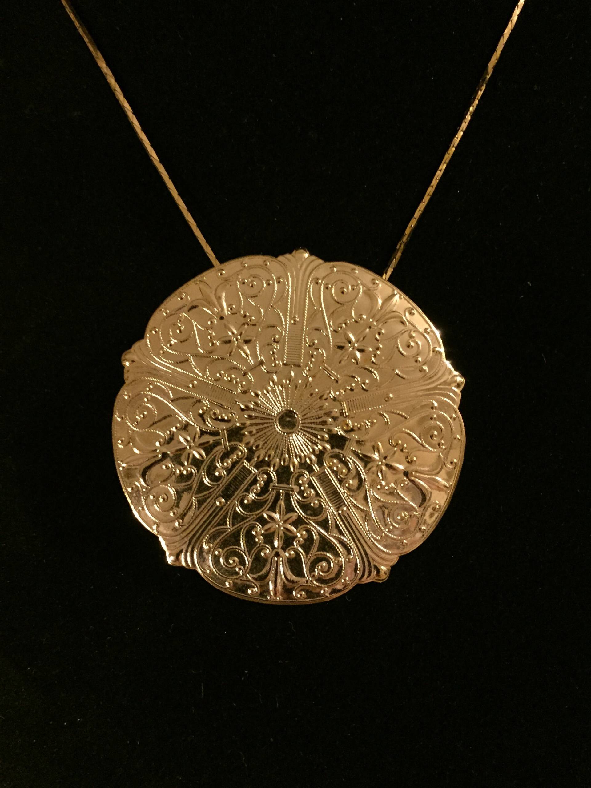 Gold Tone Round Pendant Designed Halace, 18"Thin Kette, Elektroplünderkette, Frauenkasche #922 Gold Tone Round Pendant Designed Halace, 18"Thin Kette, Elektroplünderkette, Frauenkasche #922 von AnnsUnlimitedAcces