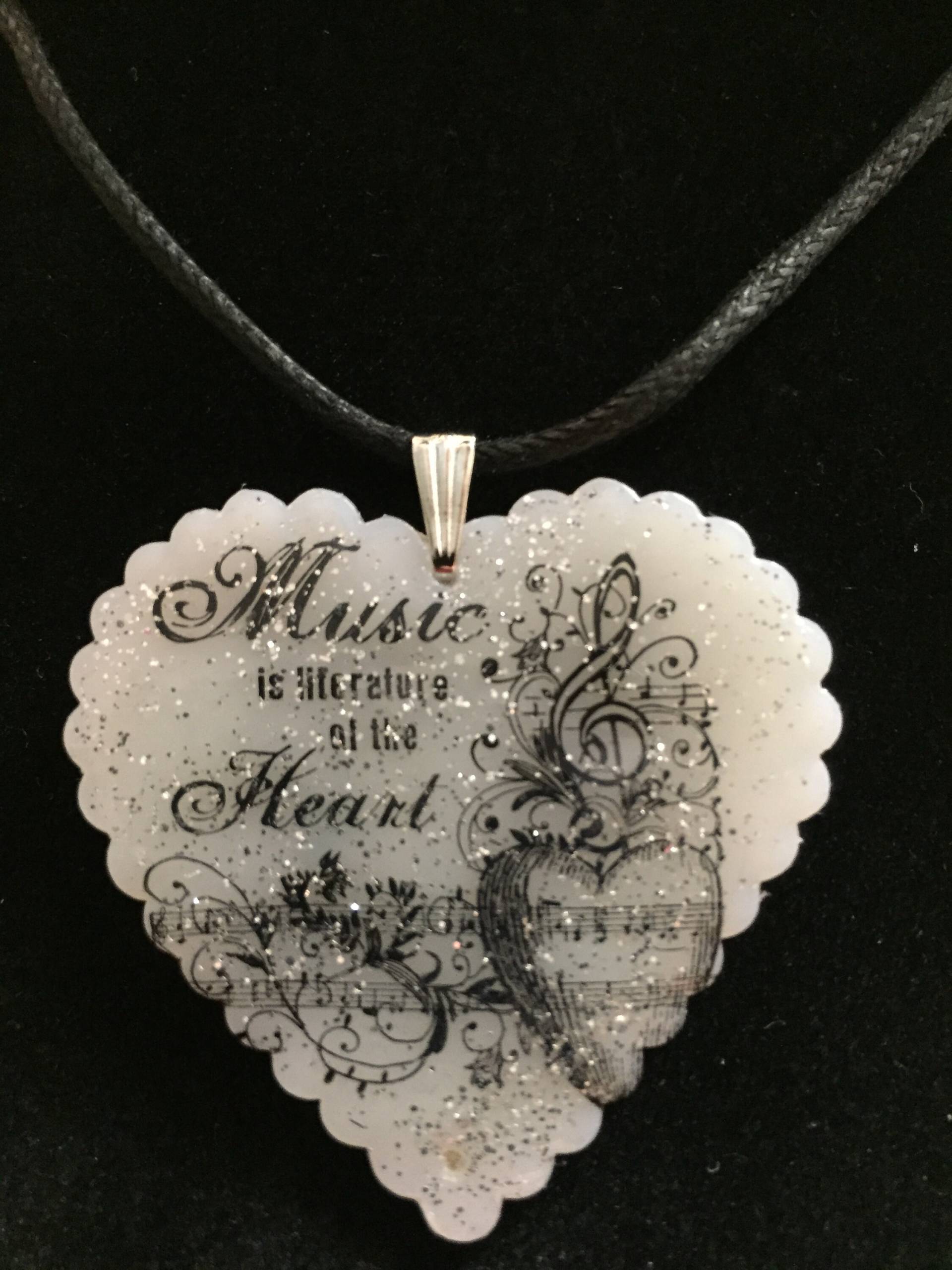 Heart Pendant Halskette, Musik Ist Literatur Des Herzens, Frauenkette, Jr.teen #924 Heart Pendant Halskette, Musik Ist Literatur Des Herzens, Frauenkette, Jr.teen #924 von AnnsUnlimitedAcces