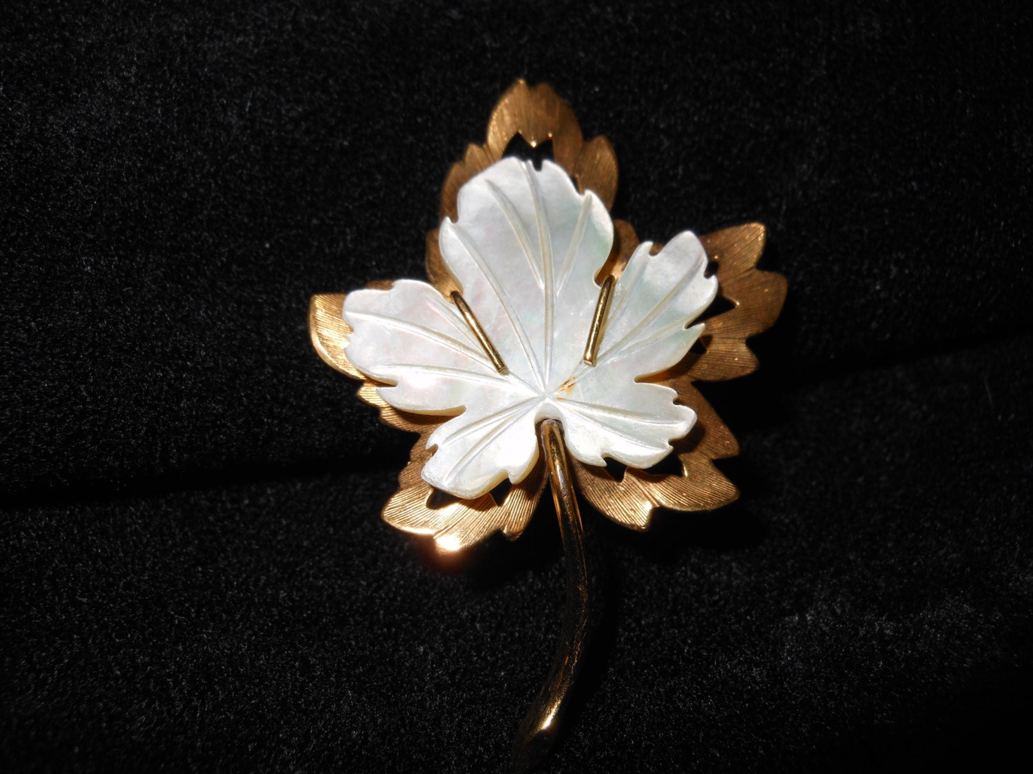 Mutter Der Perle Vintage Gold Brosche Ahornblatt Mutter Der Perle Vintage Gold Brosche Ahornblatt von AnnsUnlimitedAcces