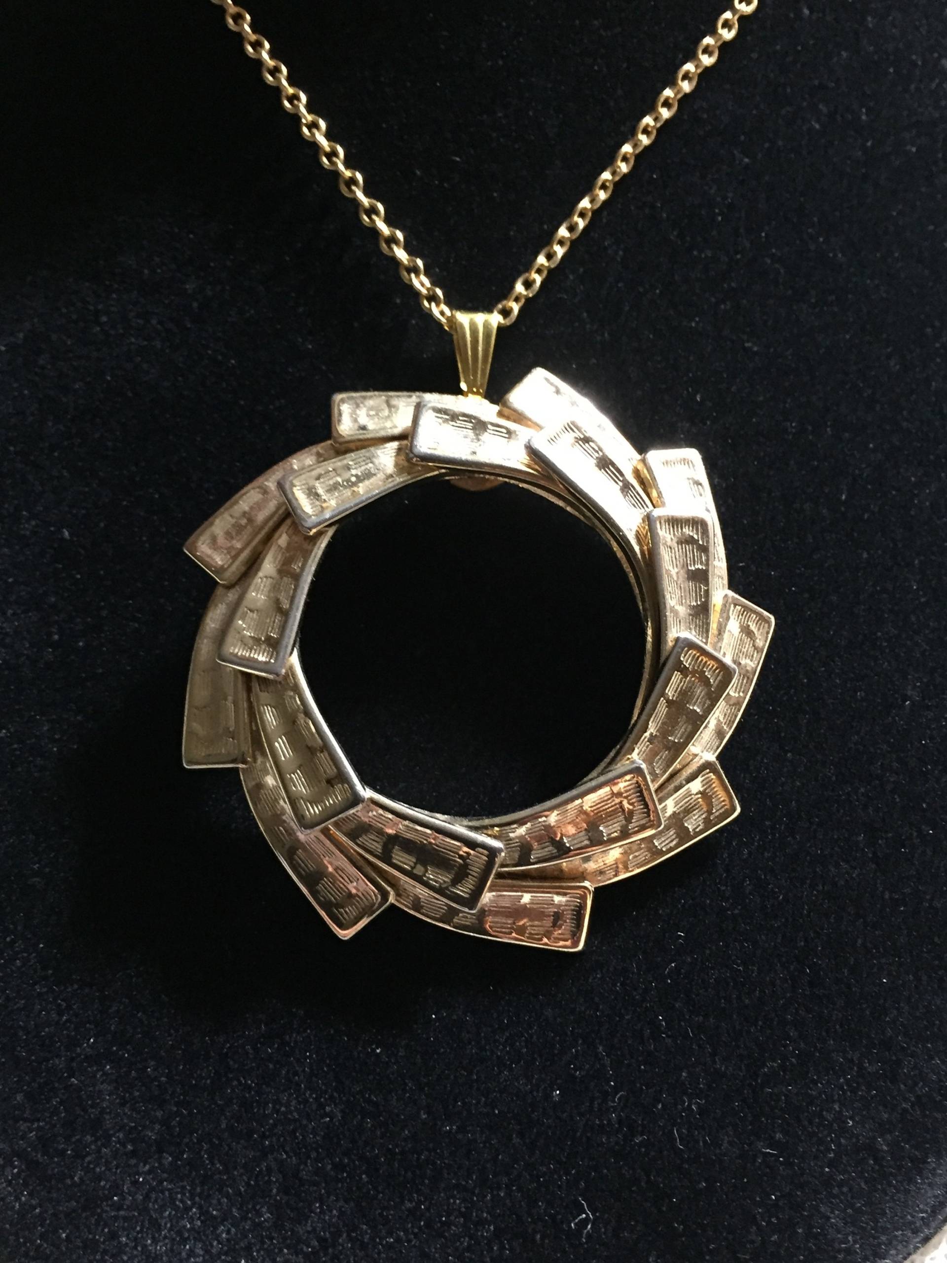 Pendant Broochen Halskette, Marvella Gold Tone Round Swirl Texturierte Frau #917 Pendant Broochen Halskette, Marvella Gold Tone Round Swirl Texturierte Frau #917 von AnnsUnlimitedAcces