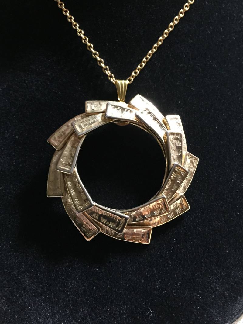 Pendant Broochen Halskette, Marvella Gold Tone Round Swirl Texturierte Frau #917 Pendant Broochen Halskette, Marvella Gold Tone Round Swirl Texturierte Frau #917 von AnnsUnlimitedAcces