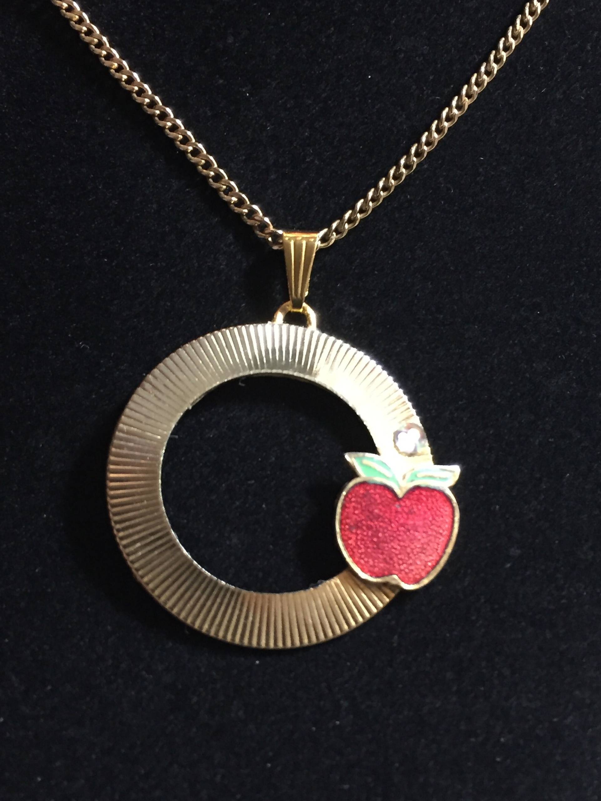 Vintage Brooch Pendant Halskette, Red Apple, Gold Circular Pendant, 1960Er #906 Vintage Brooch Pendant Halskette, Red Apple, Gold Circular Pendant, 1960Er #906 von AnnsUnlimitedAcces