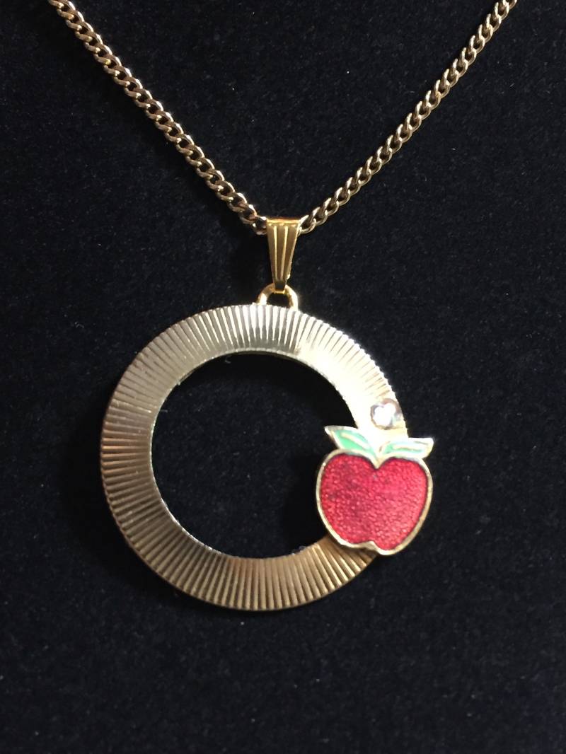 Vintage Brooch Pendant Halskette, Red Apple, Gold Circular Pendant, 1960Er #906 Vintage Brooch Pendant Halskette, Red Apple, Gold Circular Pendant, 1960Er #906 von AnnsUnlimitedAcces