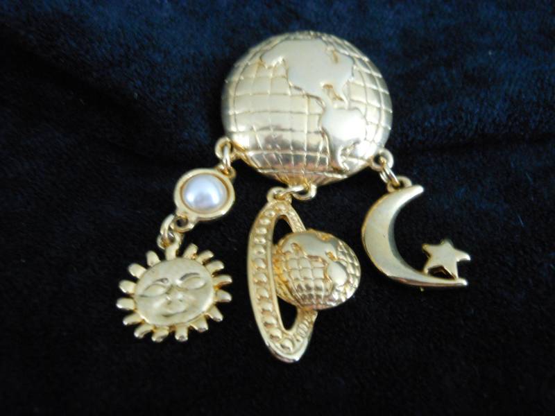 World Galaxies Gold Ton Vintage Brosche World Galaxies Gold Ton Vintage Brosche von AnnsUnlimitedAcces