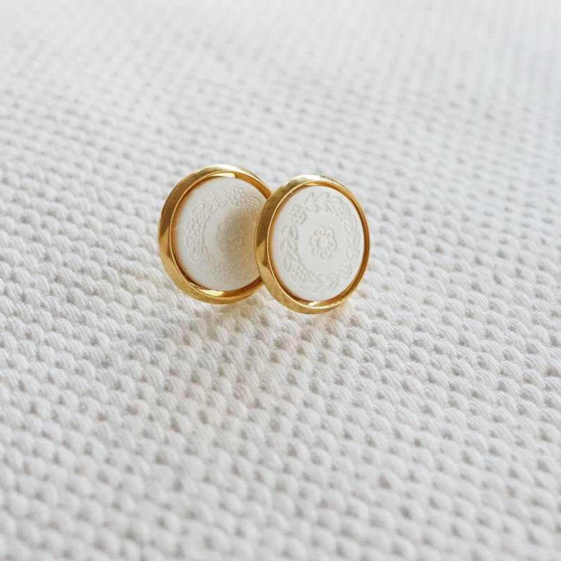 Ohrstecker Mit Weißen Blumen Ohrstecker Mit Weißen Blumen von Annundfuermich