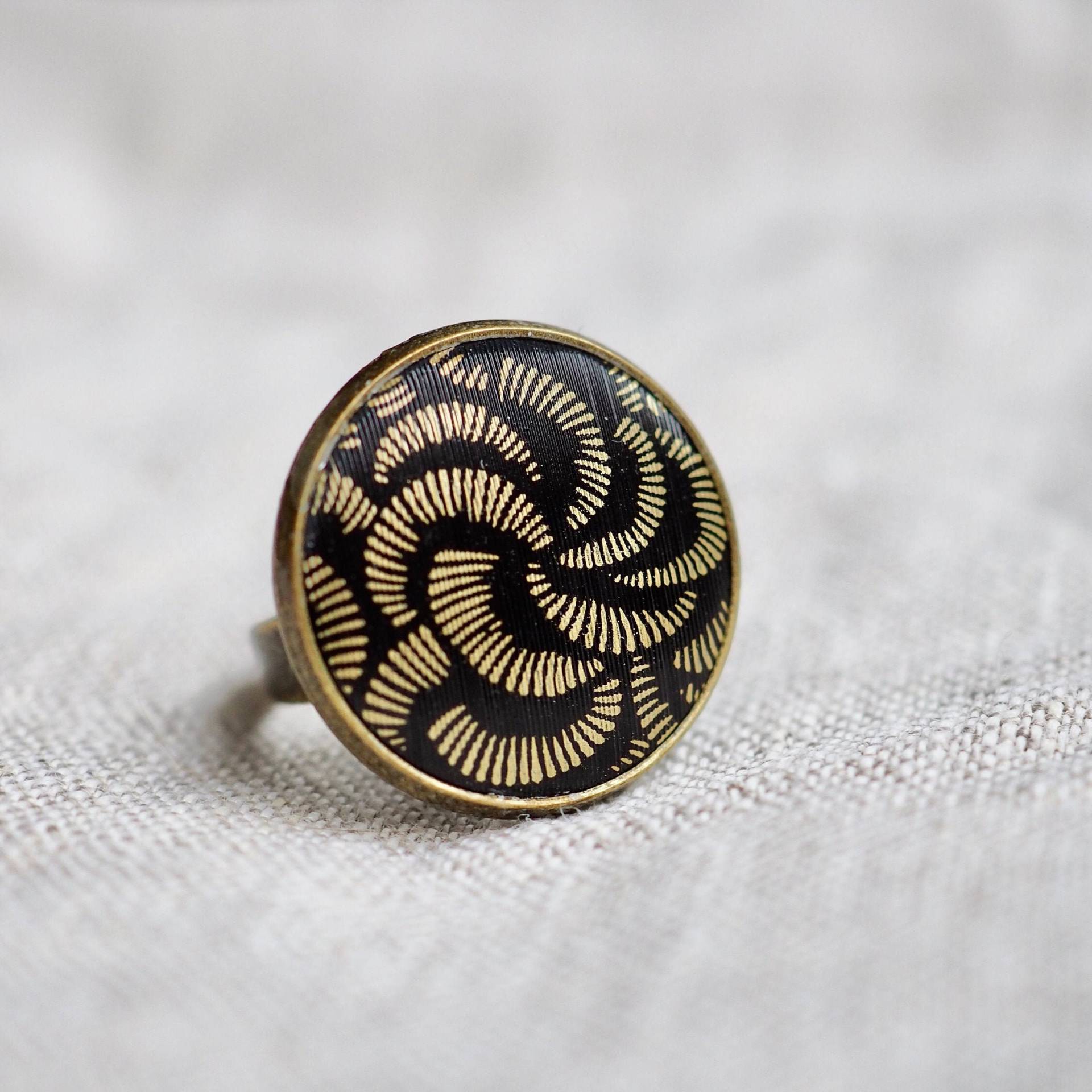 Ring Mit Schwarz Goldenem Muster, Art Deco Ring, Boho von Annundfuermich