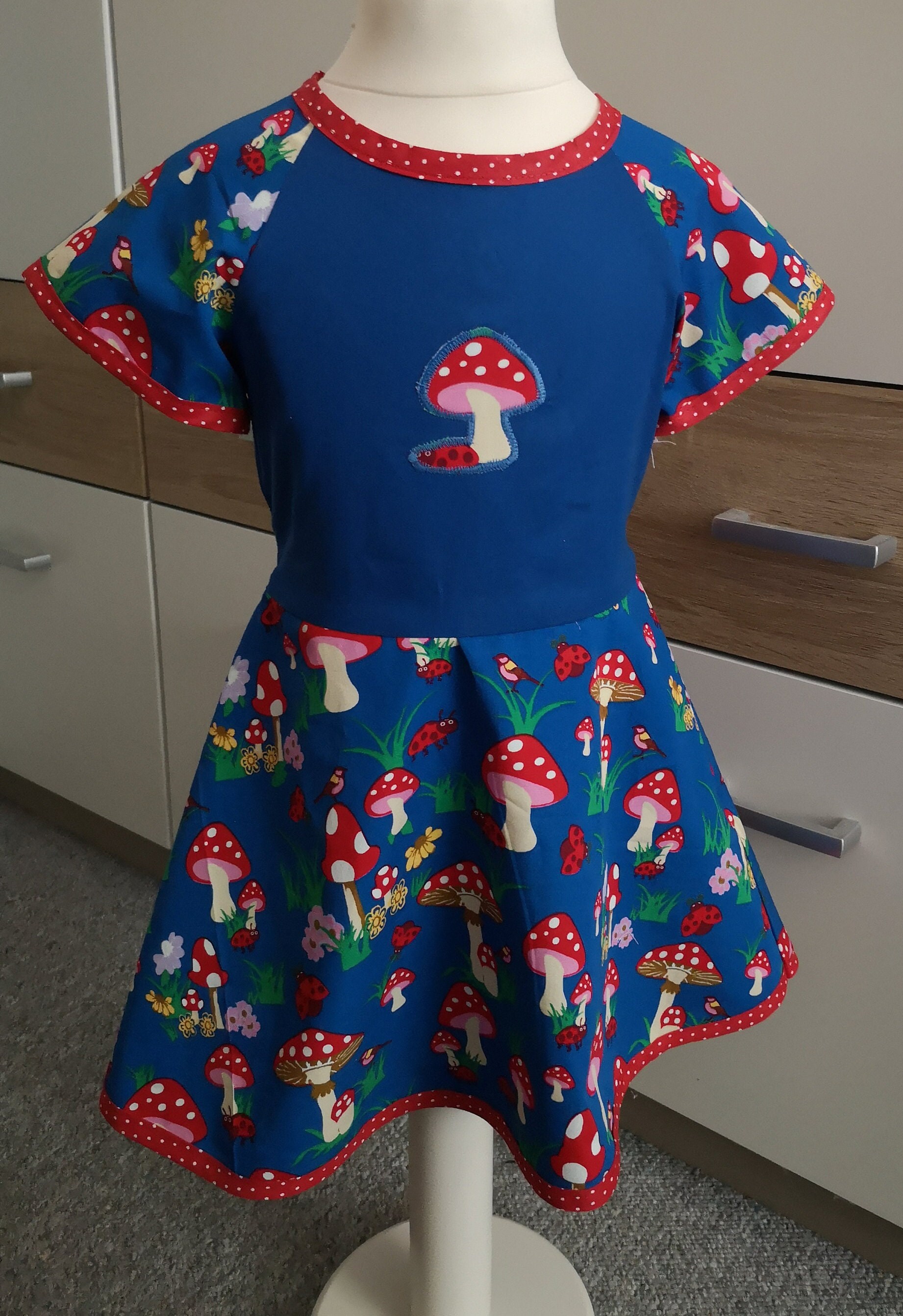 Süßes Kleid, Designer Baumwollstoffe. Bunt, Alles Was Dein Herz Begehrt. Gr. 116/122 von AnnushkaDe