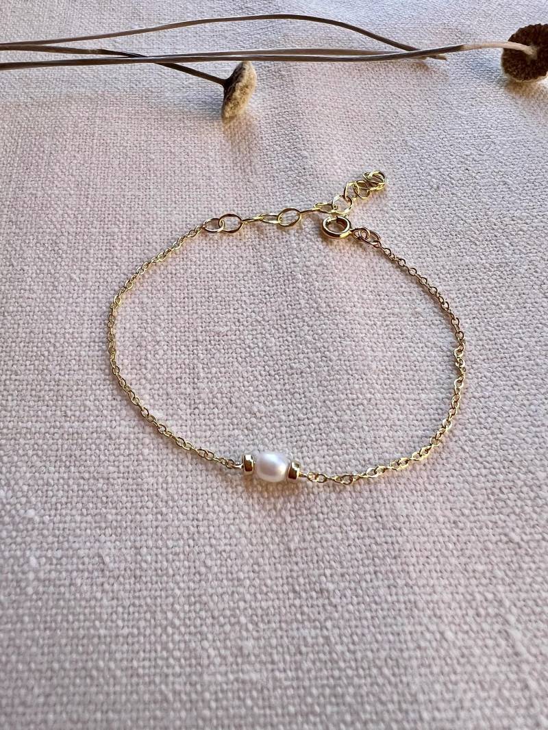 Brautjungfer Armband/Süßwasserperle Und Zwei Winzige Gold Filled Perfekt Für Oder Jeden Anlass Brautjungfer Armband/Süßwasserperle Und Zwei Winzige Gold Filled Perfekt Für Oder Jeden Anlass von AnnyAbby