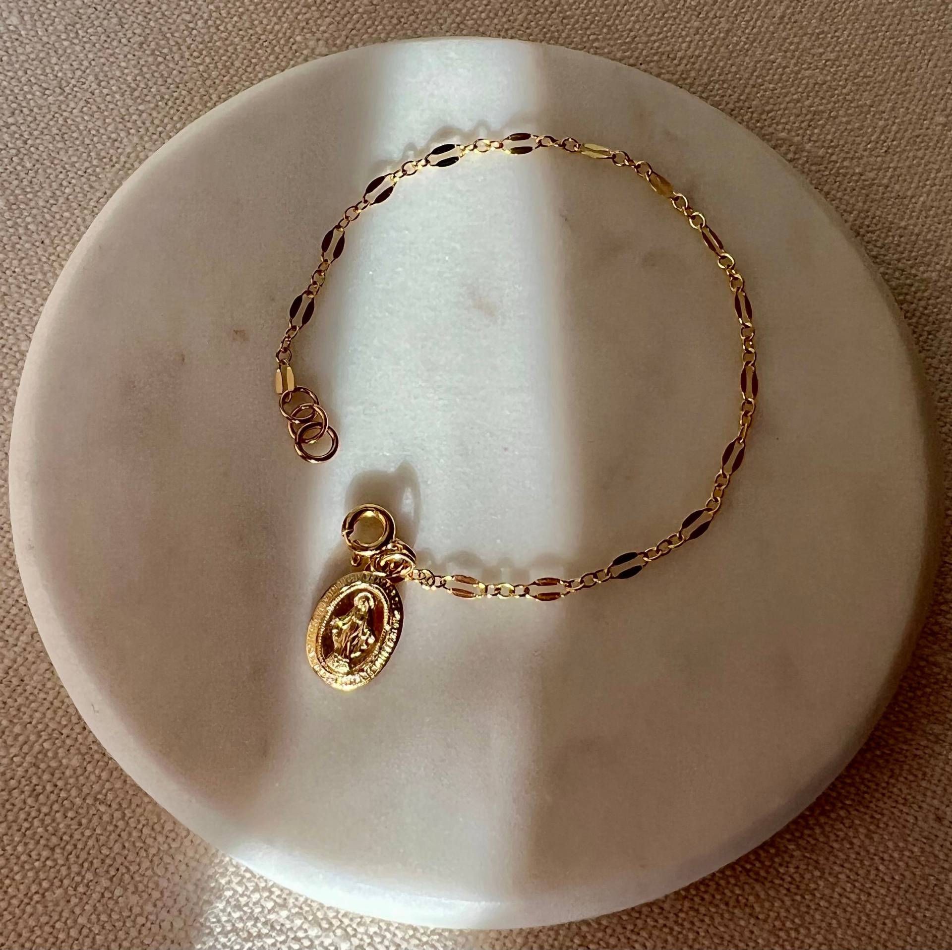 Jungfrau Maria Armband/Wunderbare Medaille Jeden Tag 14 K Gold Gefüllt Schlichtes Und Zierliches Geschenk Jungfrau Maria Armband/Wunderbare Medaille Jeden Tag 14 K Gold Gefüllt Schlichtes Und Zierliches Geschenk von AnnyAbby