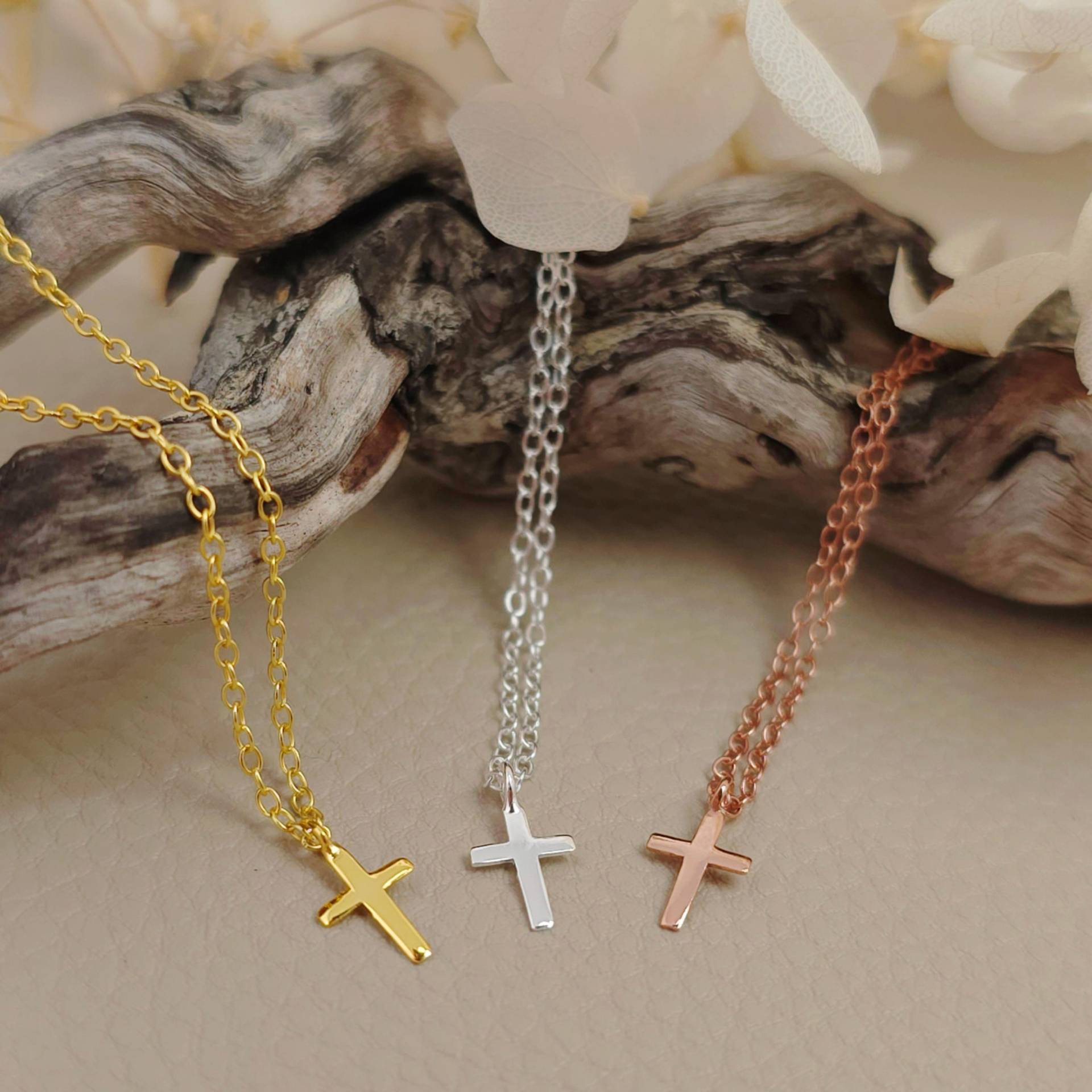 Halskette Mini-Kreuz 14K Roségold Sehr Fein Zart Layering Halskette Mini-Kreuz 14K Roségold Sehr Fein Zart Layering von AnnyOnes