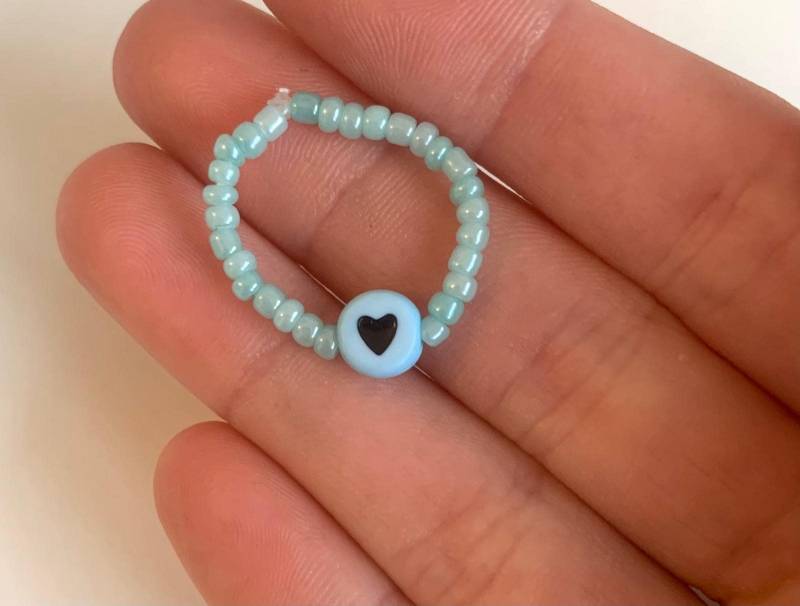 Perlenring Blau Mit Herz Charm Perlenring Blau Mit Herz Charm von AnnysCreativeAtelier