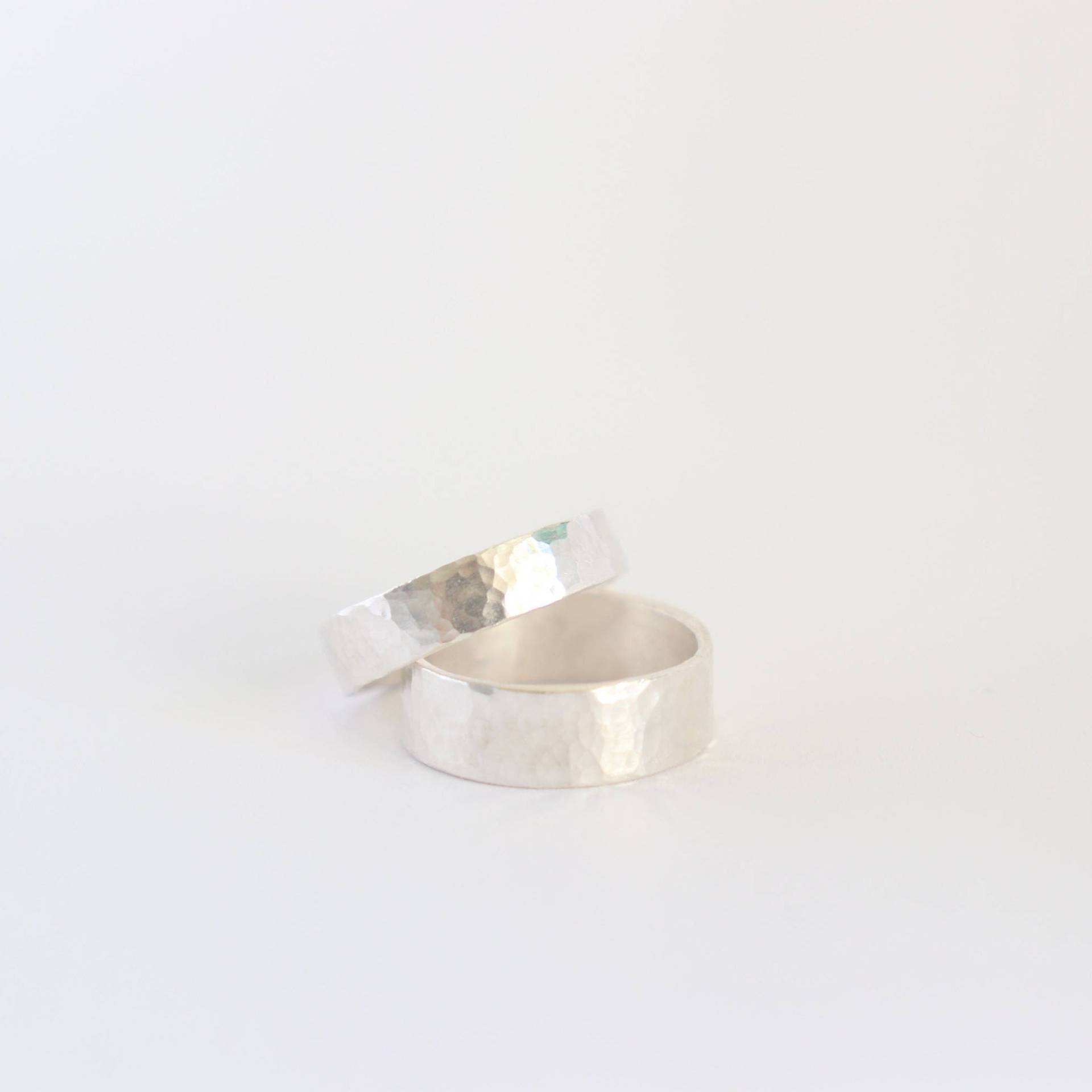 Silberfarben Gehamerde Ring 4 Mm Silberfarben Gehamerde Ring 4 Mm von AnologyStudio