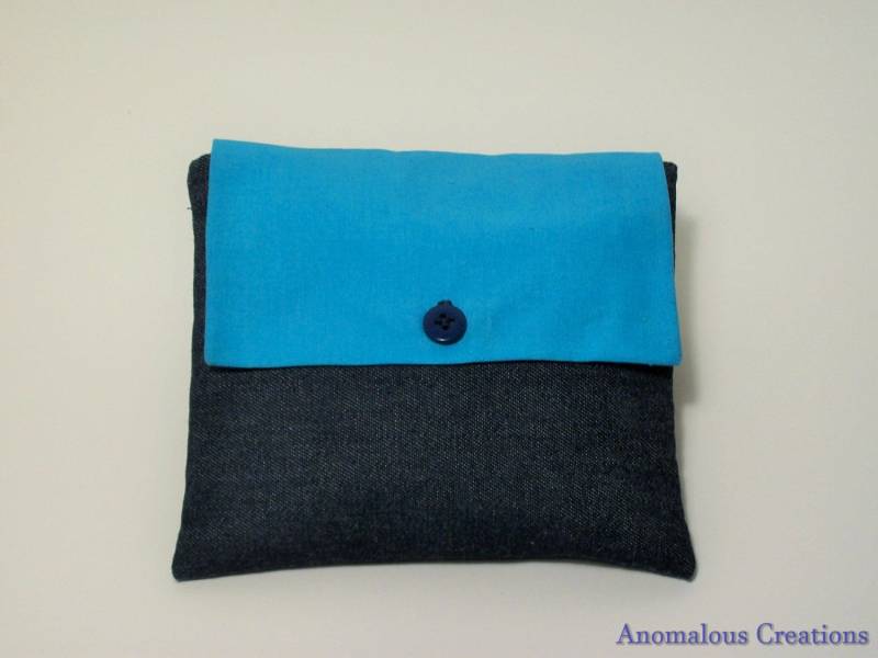 Kleine Kupplungs-Geldbörse, Denim Und Blue Button Flap Clutch Mit Einem Flower/Burst Pattern Liner, Purse, Clutch, Handtasche von AnomalousCreations