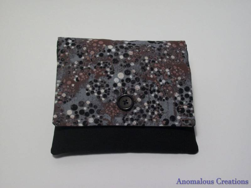 Kleine Kupplungstasche, Schwarze Und Graue Schnupftabdeckung Mit Knopfklappen, Kupplungsbeutel, Spotted Clutch, Handtasche von AnomalousCreations