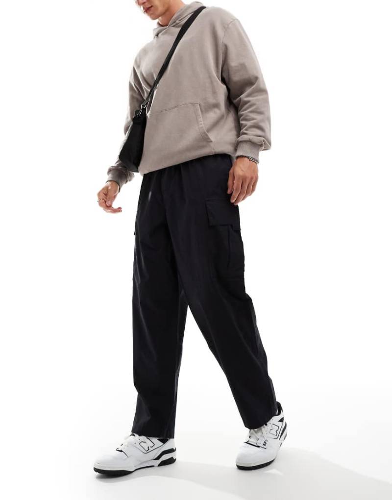 Another Influence - Fallschirm-Cargohose in Schwarz mit weitem Bein von Another Influence