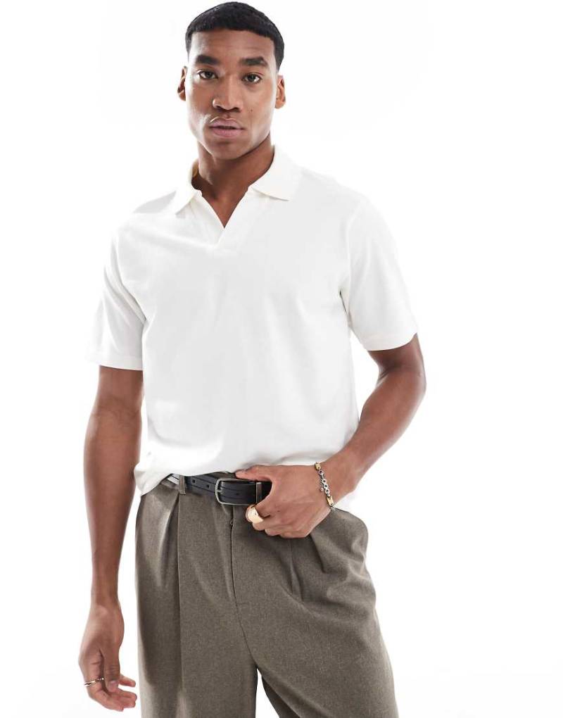 Another Influence - Geripptes Polohemd in Kokosmilchweiß mit Kragen von Another Influence