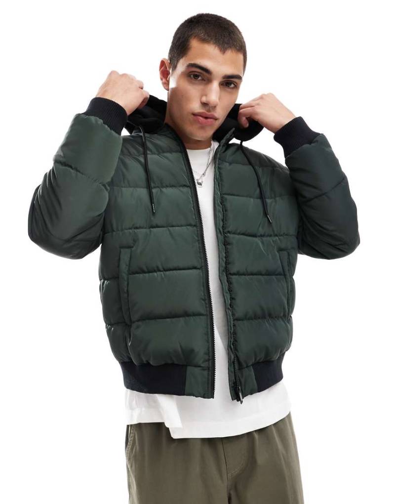 Another Influence - Gesteppte Bomberjacke in Grün mit farblich abgesetzter Kapuze von Another Influence