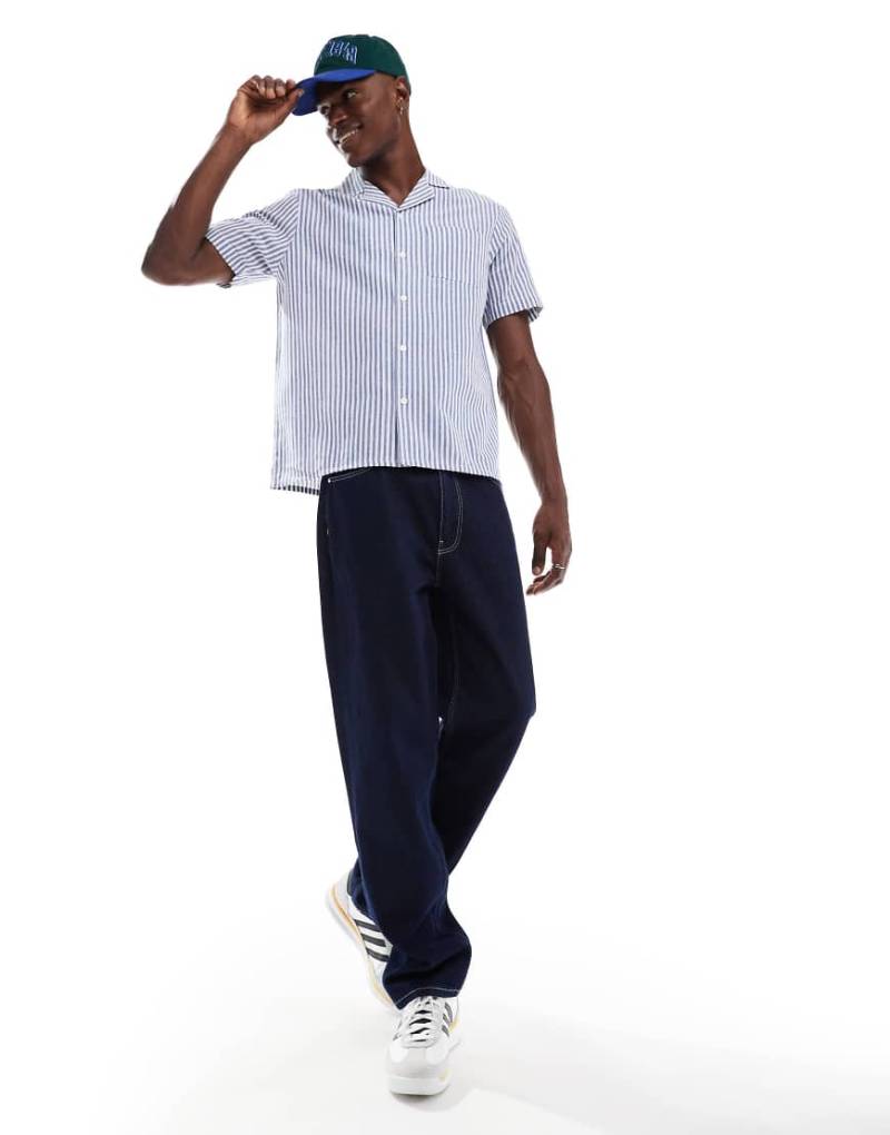 Another Influence - Gestreiftes Hemd in Blau und Weiß mit Reverskragen-Marineblau von Another Influence