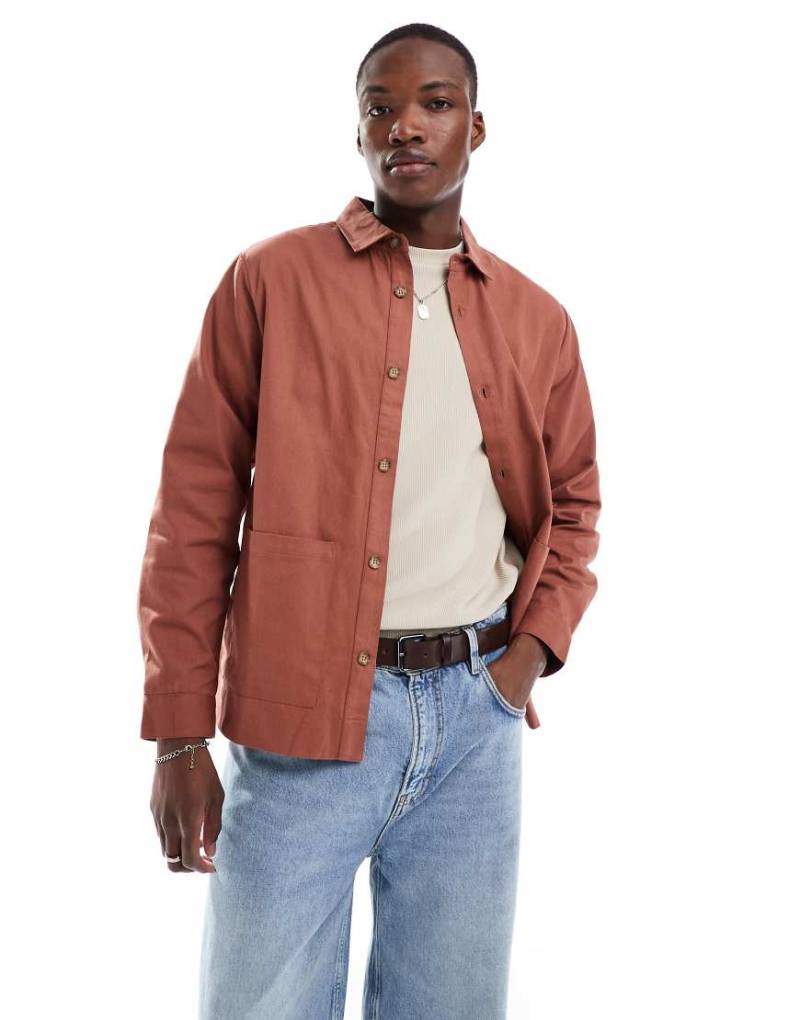 Another Influence - Hemdjacke in Kastanienbraun mit Tasche von Another Influence