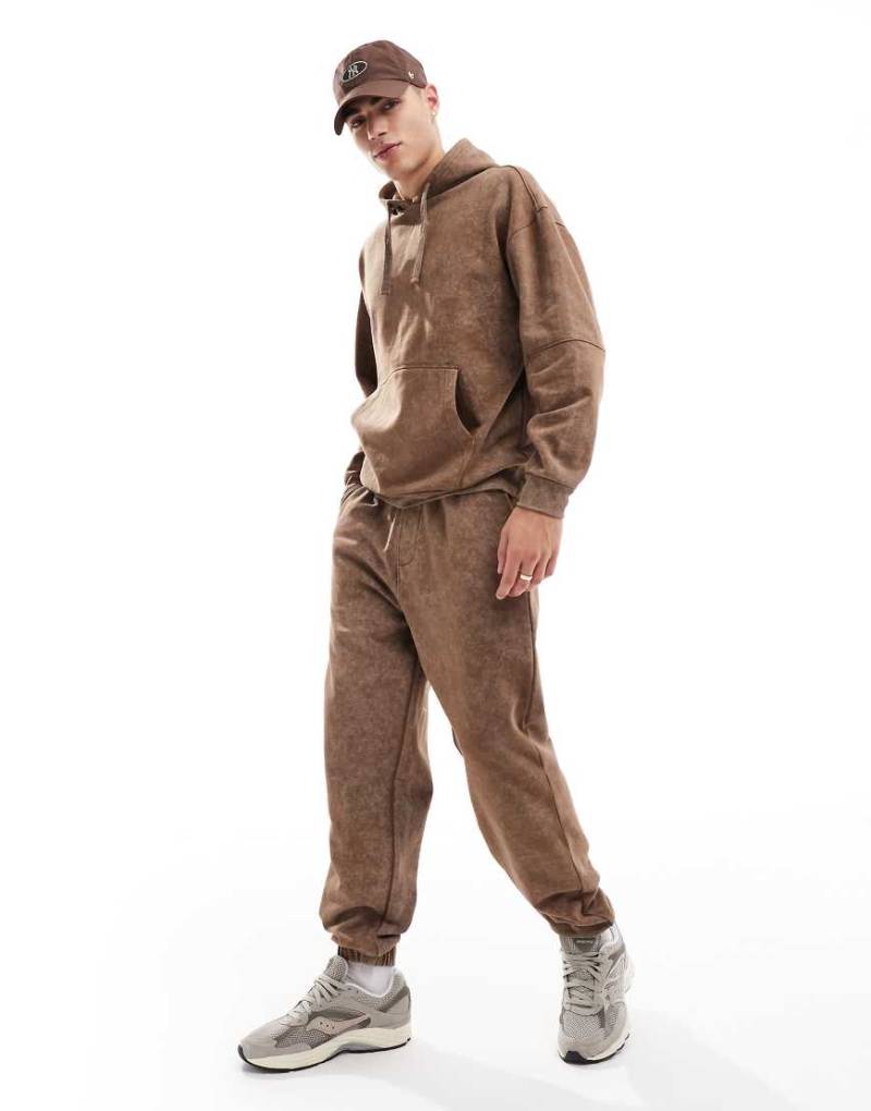 Another Influence - Jogginghose in brauner Acid-Waschung von Another Influence
