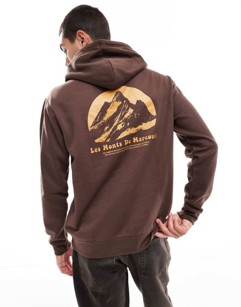 Another Influence - Kapuzenpullover in Braun mit „Les Monts"-Print von Another Influence