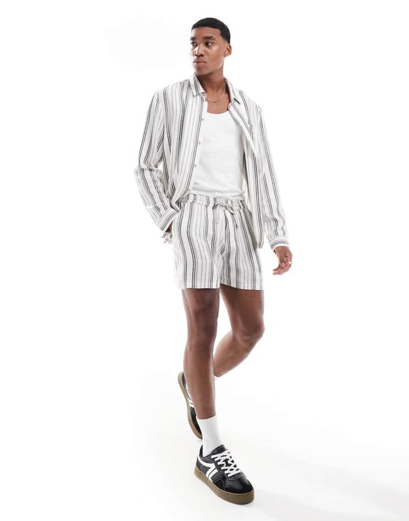 Another Influence - Kurze Shorts in Anthrazit und Weiß gestreift mit Bindegürtel, Kombiteil-Grau von Another Influence