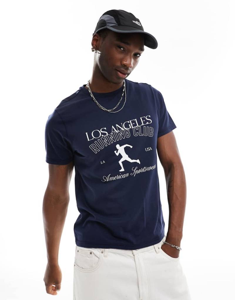 Another Influence - Los Angeles Running Club - Locker geschnittenes T-Shirt in Tiefblau-Marineblau von Another Influence