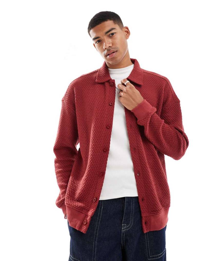 Another Influence - Schwere, strukturierte Hemdjacke in Rot mit Knopfleiste von Another Influence