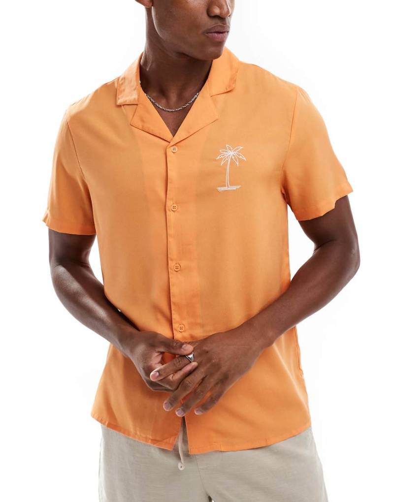 Another Influence - Strandhemd in Apricot mit Palmen-Stickerei-Orange von Another Influence